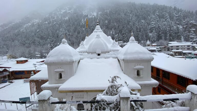 उत्तरकाशी के पहाड़ी क्षेत्र में मौसम ने बदली करवट गंगोत्री धाम में बर्फबारी निचले इलाको में ठंड का प्रकोप है जारी
