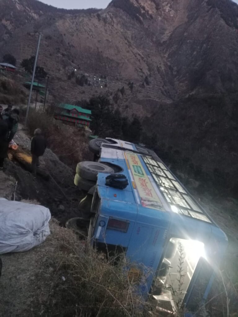 ब्रेकिंग न्यूज़ उत्तरकाशी सड़क हादसा बाल बाल बच्ची30 लोगों की जान