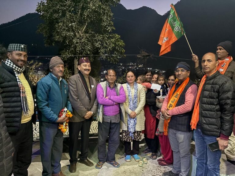 विजयपाल सजवाण ने किया जनसंपर्क,    निकाय चुनाव मे भाजपा प्रत्याशी किशोर भट्ट के पक्ष में वोट डालने की अपील