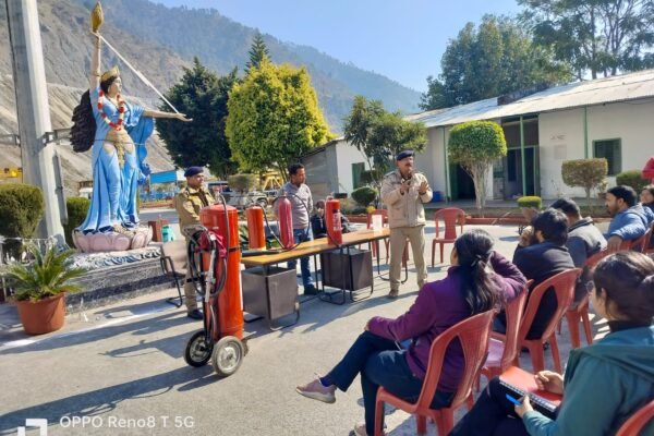 उत्तरकाशी फायर की टीम का सराहनीय कार्य पावर हाउस कर्मियों को दिया गया अग्नि सुरक्षा का प्रशिक्षण