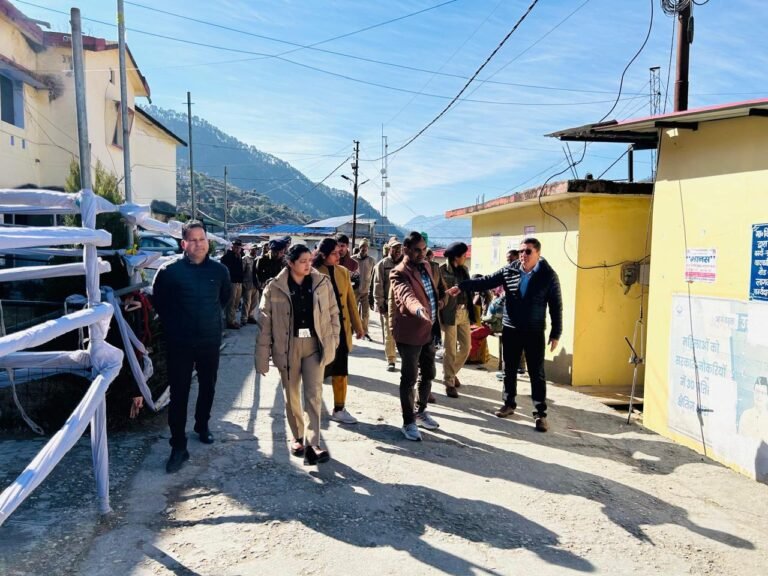 जिलाधिकारी एवं जिला निर्वाचन अधिकारी डॉ. मेहरबान सिंह बिष्ट ने पुलिस अधीक्षक सरिता डोबाल के साथ नागर स्थानीयनिकाय जिले की यमुना घाटी के नगर निकायों के मतगणना केन्द्रों का निरीक्षण