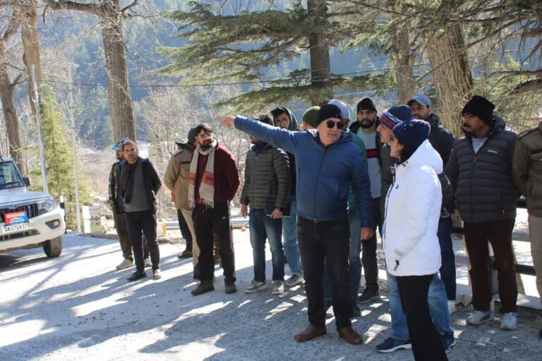 प्रधानमंत्री नरेंद्र मोदी का प्रस्तावित हर्षिल भ्रमण  कार्यक्रम के मध्य नजर  डीएम एसपी ने मुखवा हर्षिल मैं किया स्थलीय निरीक्षण