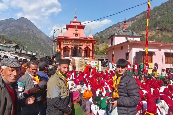 कुथनौर गांव की ध्याणीयो ने अपने आराध्य देव को चढाए 5 सोने के छत्र