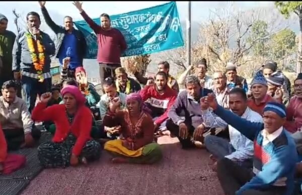 19 दिनों से धरनें पर बैठे जसपुर गांव के ग्रामीण 10साल पहले सड़क बनाकर भूल गया डामरीकरण करना विभाग