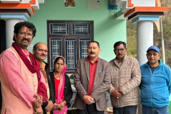 गंगोत्री के पूर्व विधायक विजयपाल सिंह सजवाण लगातार कर रहे हैं जनसंपर्क अभियान लोगों के सुख-दुख में हो रहे है शामिल