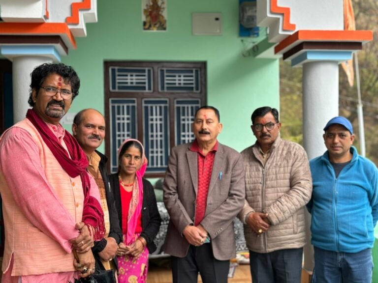 गंगोत्री के पूर्व विधायक विजयपाल सिंह सजवाण लगातार कर रहे हैं जनसंपर्क अभियान लोगों के सुख-दुख में हो रहे है शामिल