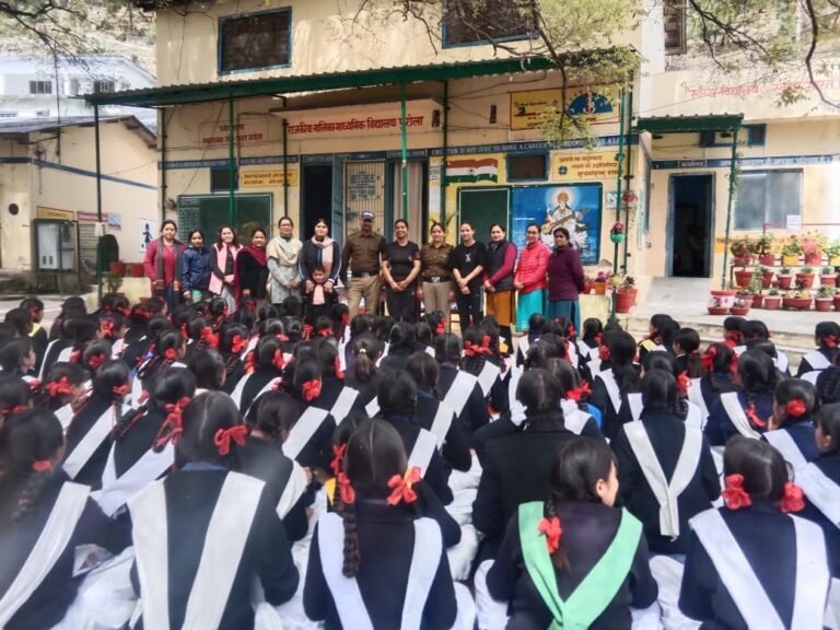 पुलिस सिखा रही छात्राओं को आत्मरक्षा के गुर,