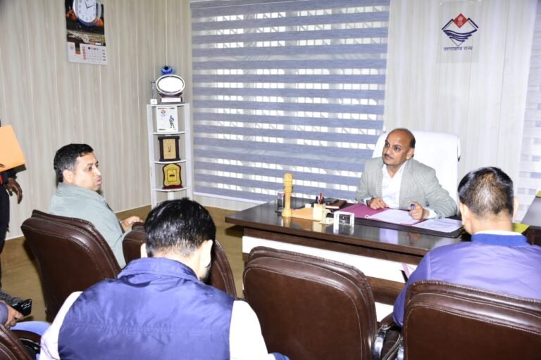 मुख्य विकास अधिकारी एस०एल०सेमवाल ने बिन्दुवार विद्युत, जल निगम, उद्योग केंद्र, पीएमजीएसवाई बाल विकास आदि विभागों को लक्ष्यों के सापेक्ष शत- प्रतिशत प्रगति लाने को लेकर निर्देशित किया l