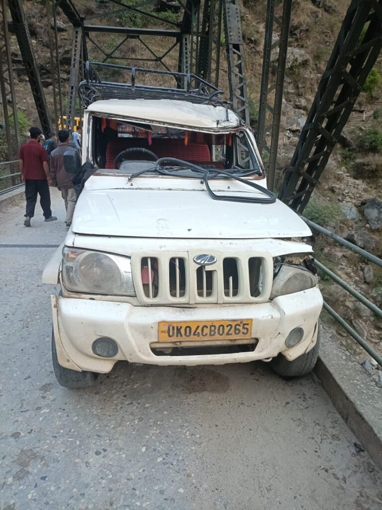 उत्तरकाशी -दर्दनाक हादसा :पुल की रेलिंग से टकराया यूटिलिटी वाहन, एक व्यक्ति की मौके पर मौत जबकि 5 वर्ष से बालक अस्पताल में  मौत, बीस घायल, पांच हायर सेंटर रेफर