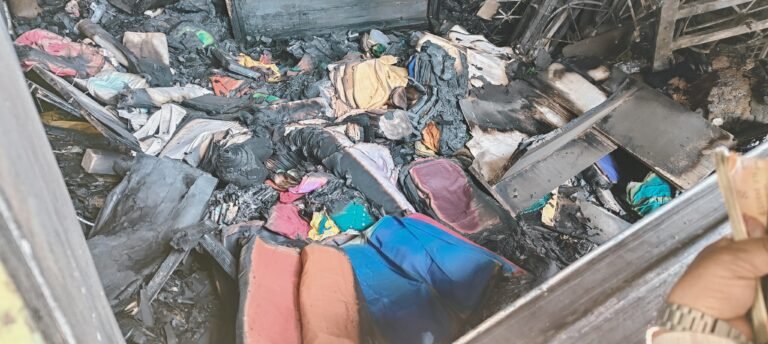 यमुनोत्री हाइवे पर बरहमखाल बाजार में एक दुकान में आग लगने के कारण दुकान में रखा सारा सामान जलकर राख हो गया