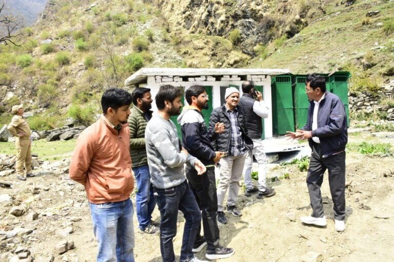 जानकीचट्टी में यात्रा सम्बंधित सुविधाओं का मुख्य विकास अधिकारी एस०एल० सेमवाल ने स्थलीय निरीक्षण कर  लिया जायजा