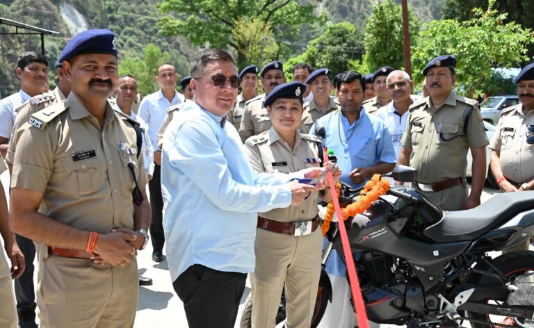 गंगोत्री एवं यमुनोत्री धाम यात्रा रुट पर दौडेंगी पुलिस मोबाइल बाइक DM-SP द्वारा रिबन काटरकर मोबाइल वाहनों को किया गया रवाना