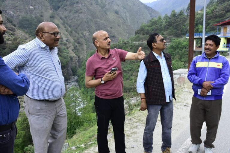 यमुनोत्री धाम यात्रा पड़ावों के विभिन्न स्थानों में यात्रा से जुड़ी व्यवस्थाओं का मुख्य विकास अधिकारी एस०एल०सेमवाल ने  निरीक्षण किया l