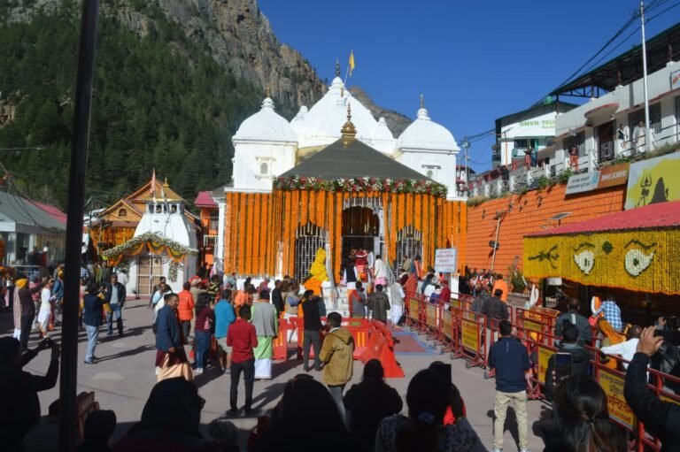 अक्षय तृतीया के अवसर पर खुले गंगोत्री एवं यमनोत्री धाम के कपाट मुख्यमंत्री पुष्कर सिंह धामी ने दोनों धामों में की पूजा अर्चना