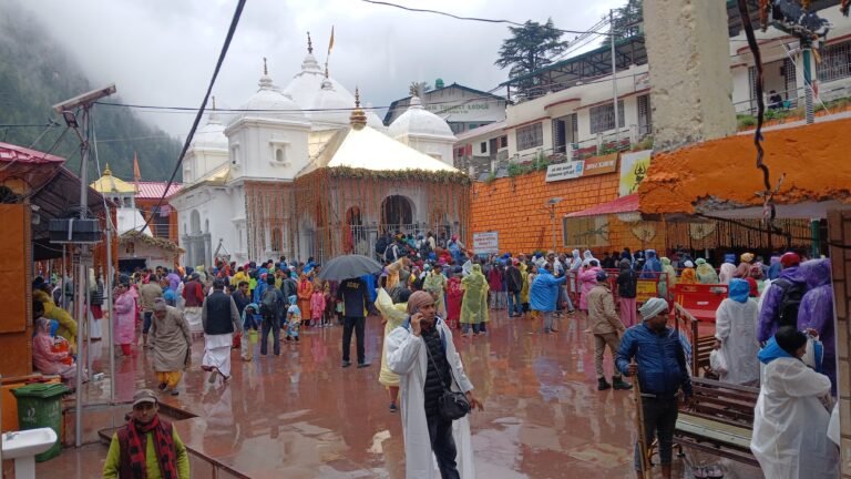 चार धाम यात्रा धीरे-धीरे बन रहा है रिदम बारिश के बीच में भी  श्रद्धालुओं में देखने को मिल रहा है काफी उत्साह