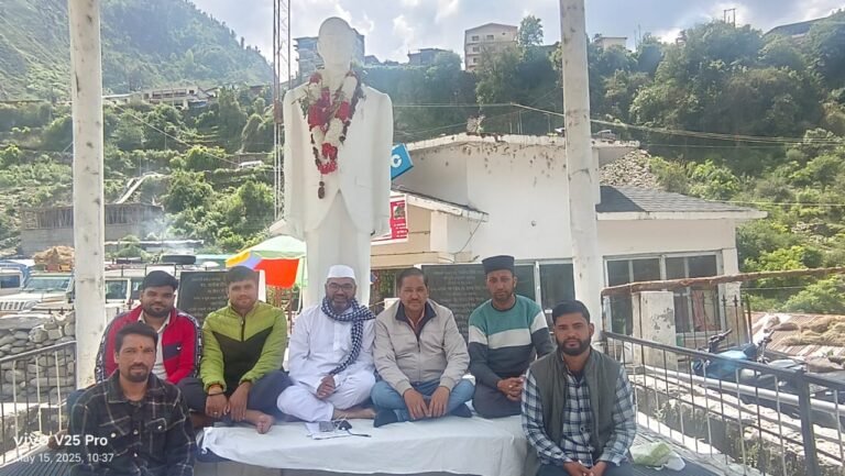 यमुनोत्री धाम यात्रा व्यवस्थाओं को लेकर यमुनोत्री में मौन सत्याग्रह