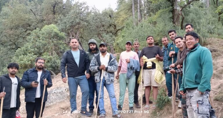 केदाराकांठा ट्रैक पर रास्ता भटकने वाले  ट्रैकर्स को पुलिस, वन विभाग व स्थानीय लोगों के सहयोग से सुरक्षित सांकरी पहुंचाया