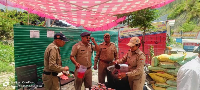 नगुण बैरियर पर जूस वितरित कर उत्तरकाशी पुलिस ने किया तीर्थयात्रियों का स्वागत