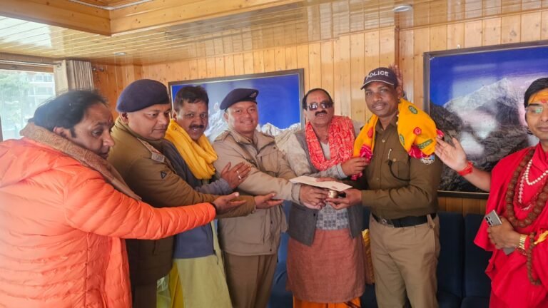 चोरी की घटना का त्वरित अनावरण करने पर गंगोत्री धाम मंदिर समिति के पदाधिकारियों ने पुलिस जवानों को किया सम्मानित