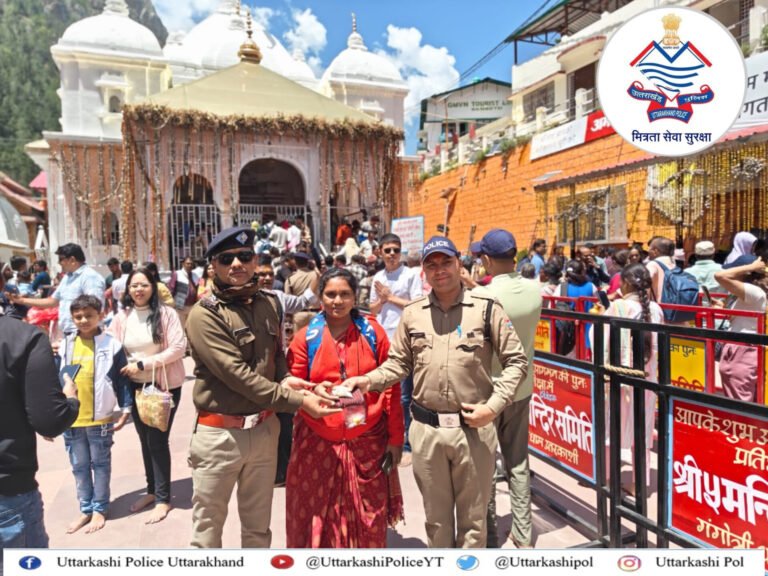 ईमानदारी का परिचय देते हुये पुलिस जवान पंचम सिंह राणा  ने श्रद्धालु का खोया हुआ पर्स नकदी के साथ लौटाया वापस