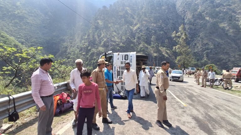 गंगोत्री राष्ट्र राजमार्ग धरासू बैंड के पास एक बस सड़क पर अचानक पलट गई जिसमें 41 सवारी की जान बची  21 सामान्य घायल