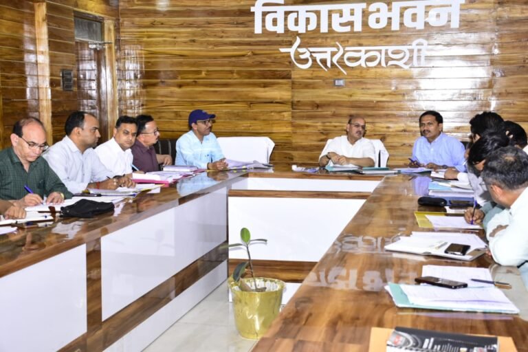 राज्य सरकार की महत्वाकांक्षी योजनाओं की मुख्य विकास अधिकारी एस०एल०सेमवाल ने की समीक्षा