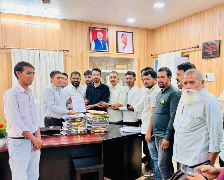 विकास खण्ड मुख्यालय स्थानांतरण के विरोध में संघर्ष समिति ने उत्तरकाशी जिलाधिकारी को दिया ज्ञापन