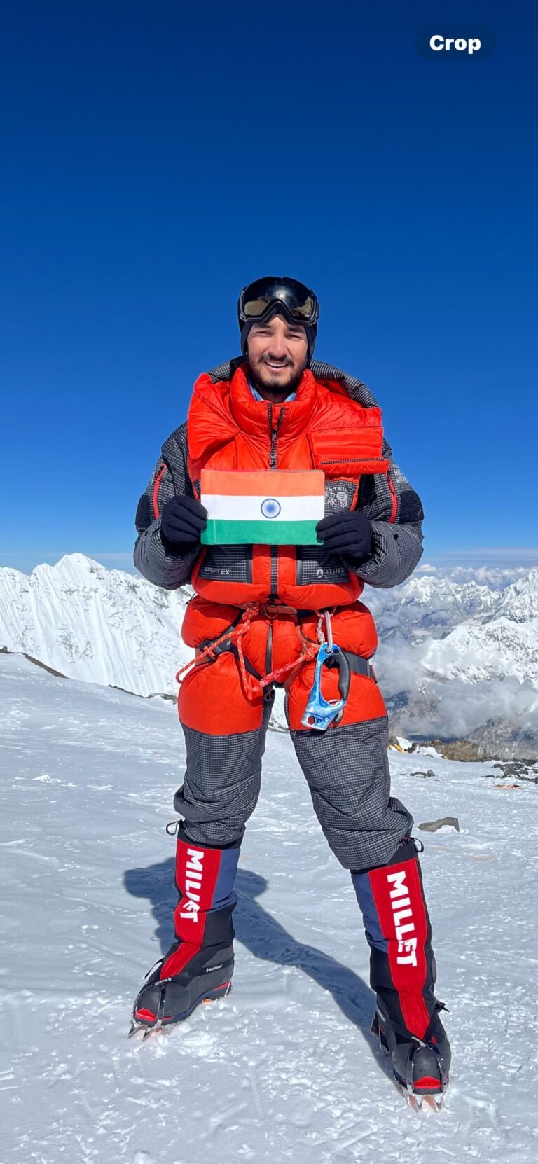 गढ़वाल रेजीमेंट के चार जवानों  22 भारतीय सेवा के जवानों। ने एवरेस्ट पर फहराया तिरंगा