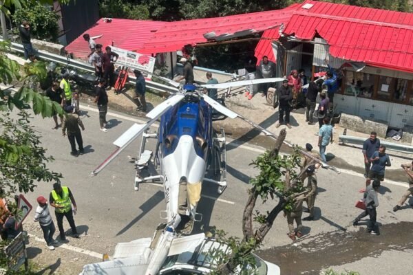 हेलीकॉप्टर में तकनीक खराबी के चलते केदारनाथ राष्ट्रीय राजमार्ग पर बडासू के पास की एमरजेंसी लैंडिंग