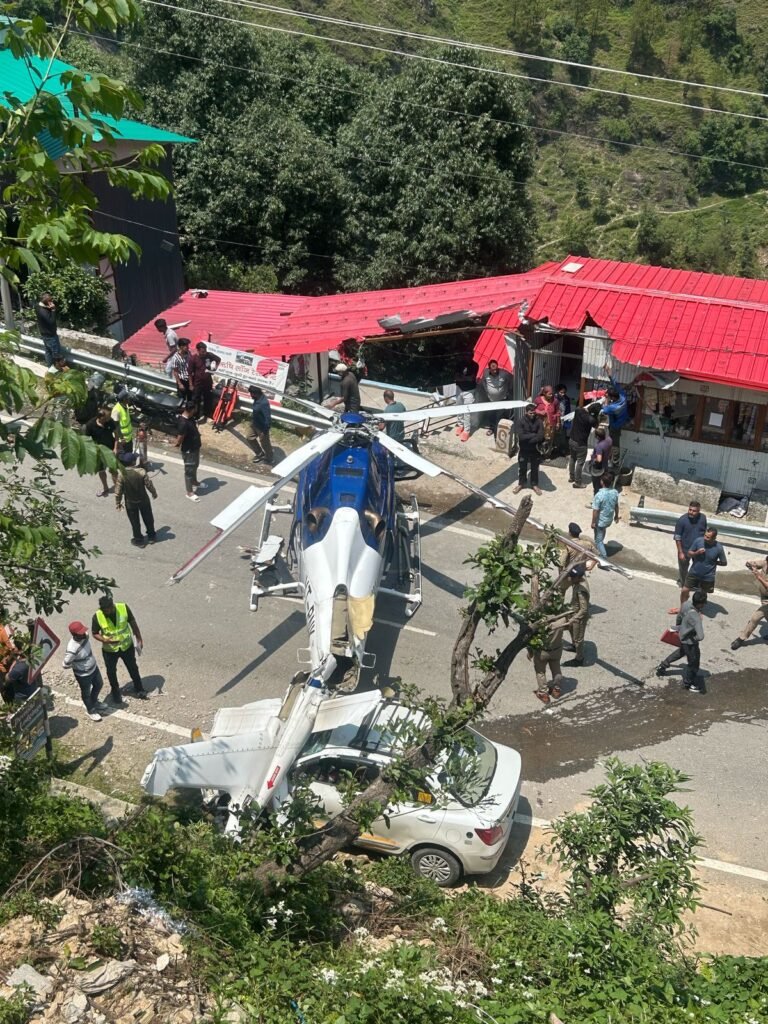 हेलीकॉप्टर में तकनीक खराबी के चलते केदारनाथ राष्ट्रीय राजमार्ग पर बडासू के पास की एमरजेंसी लैंडिंग