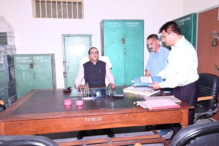 प्रशांत कुमार आर्या ने जनपद के 25वे जिलाधिकारी के रूप में ग्रहण किया पदभार