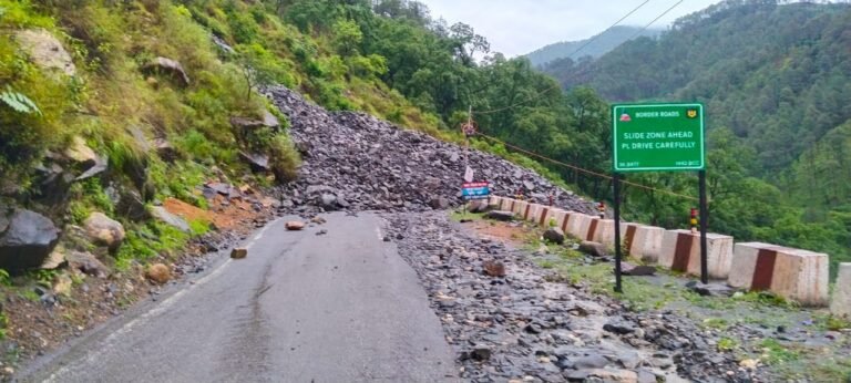 गंगोत्री यमुनोत्री राष्ट्र राजमार्ग कई जगह बाधित सड़कों पर आया मलवा कांवड़ियों के साथ स्थानीय लोगों का जनजीवन अस्त व्यस्त