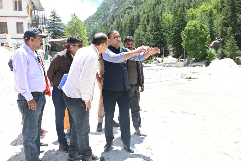 डीएम ने गंगोत्री धाम में चारधाम यात्रा व्यवस्थाओं एवं बाढ़ सुरक्षा एबं निर्माण कार्यों का किया  निरीक्षण,