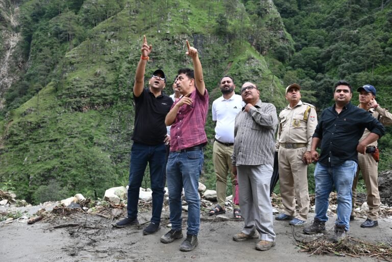 सिलाई बैंड भूस्खलन हादसे में लापता मजदूरों की खोज दूसरे दिन भी जारी,डीएम ने किया स्थलीय निरीक्षण।
