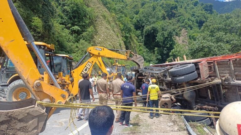ब्रेकिंग न्यूज कावड़ियों का ट्रक पलटा एक की मौके पर मौत चार गंभीर घायल DM टिहरी मौके पर