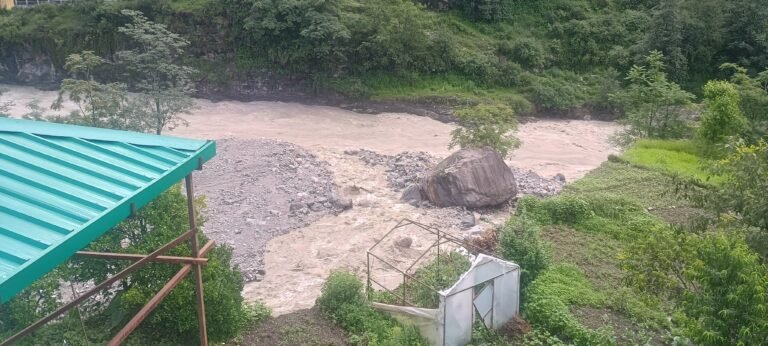 आसमानी  कहर जगह जगह लेंडस्लाइड  यमुनोत्री मार्ग बाधित भटवाड़ी मे डॉ पंकज राणा का गौशालाव सहित कई नाली जमीन नदी मे समाई