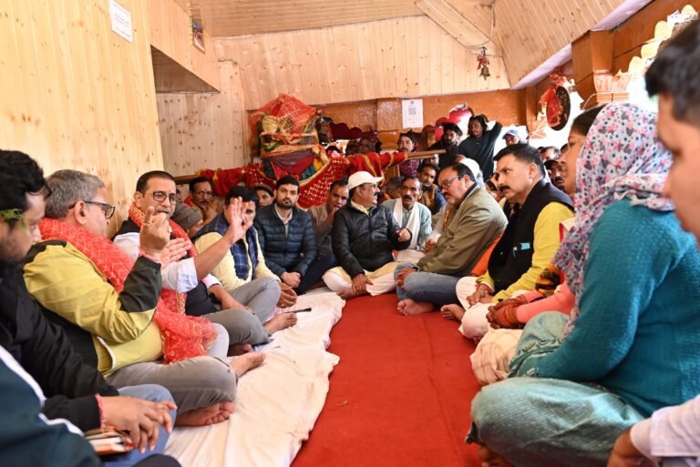 DM ने हर्षिल- मुखवा-जांगला मोटर मार्ग के निर्माण को लेकर चौपाल में बैठकर  ग्रामीणों और संबंधित संस्थाओं के पदाधिकारियों साथ की समीक्षा बैठक