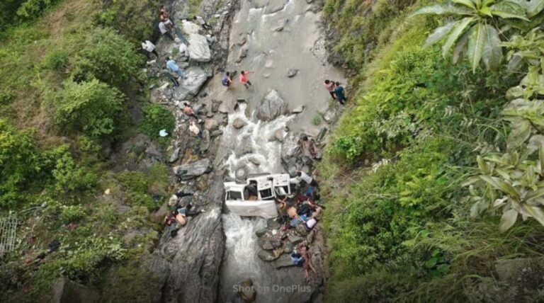 मैक्स वाहन पुल के समीप अनियंत्रित होकर गहरी नदी में जा गिरी। इस भीषण दुर्घटना में 8 लोगों की मौके पर ही मौत