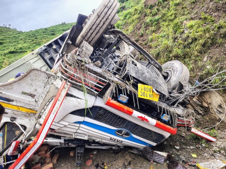 ब्रेकिंग न्यूज़ उत्तरकाशी बहन दुर्घटना ग्रस्त दो घायल एक की मोके पर मौत