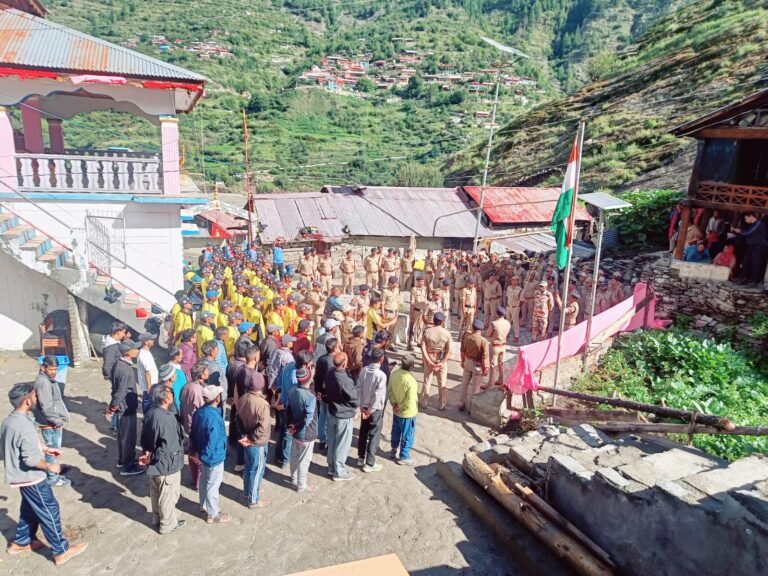 प्राकृतिक आपदा के बीच बीच देशभक्ति