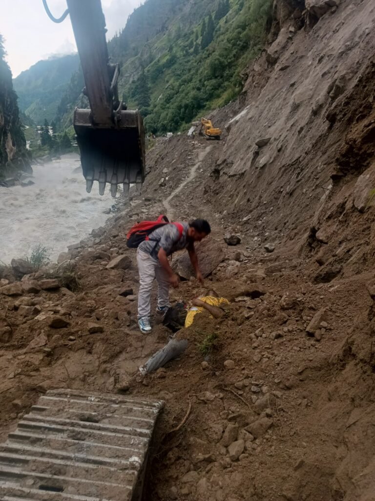 दुखद खबर गंगोत्री राष्ट्रीय राजमार्ग डबरानी के पास पहाड़ी से पत्थर  और मालवा आने के कारण दो व्यक्ति उसकी चपेट में आए एक व्यक्ति के मौके पर मौत एक की स्थिति काफी नाजुक