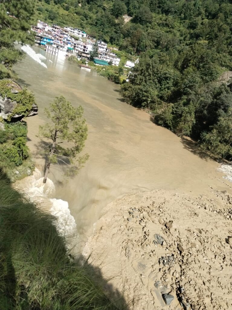 स्यानाचट्टी में एक अस्थाई झील बन गयी , निकासी बाधित होने से जलभराव लगातार बढता जा रहा