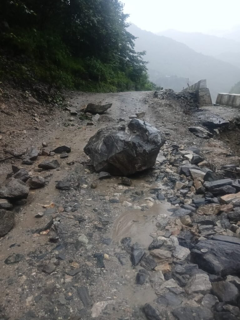 आसमानी आफत का कहर जारी गंगा नदी उफान पर जन जीवन अस्त-व्यस्त