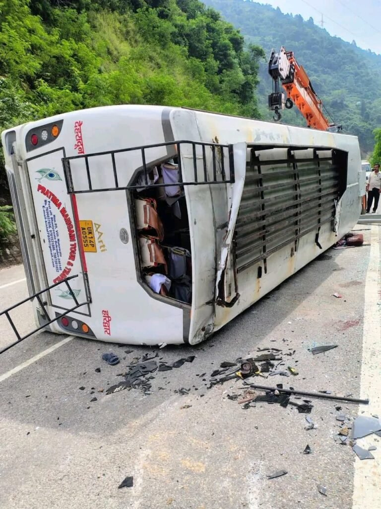 गंगोत्री राष्ट्रीय राजमार्ग पर पलटी विश्वनाथ सेवा की  बस एक दर्जन से ज्यादा लोग घायल,कुछ हुए हताहत
