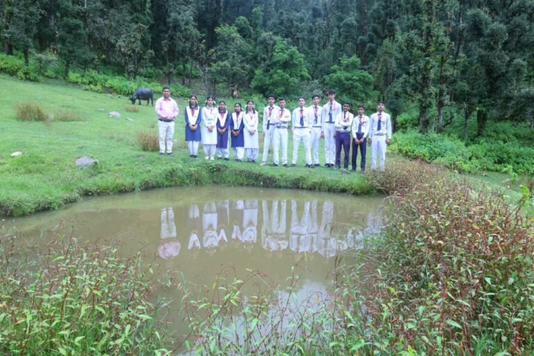 राजकीय आदर्श इंटर कॉलेज धौंतरी के छात्रों ने भागीरथी हर्बल गार्डन में किया जैव विविधता भ्रमण