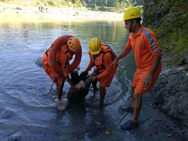 ब्रेकिंग न्यूज़ उत्तरकाशी   भागीरथी नदी में मिला  58 वर्ष महिला का शव