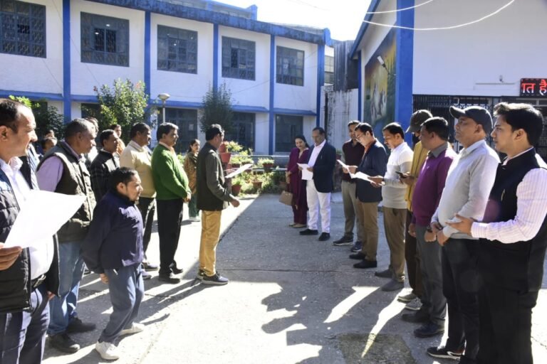 वंदे मातरम के 150 वर्ष पूर्ण होने के अवसर पर आज विकास भवन परिसर में  विभागीय अधिकारियों व कर्मचारियों ने वन्दे मातरम का गायन किया