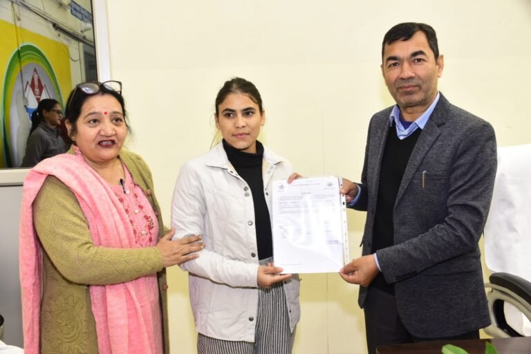 डुण्डा एवं भटवाड़ी ब्लाक से 13 आंगनबाड़ी कार्यकत्रियों / सहायिकाओं को मुख्य विकास अधिकारी जय भारत सिंह ने नियुक्ति पत्र वितरित किये l