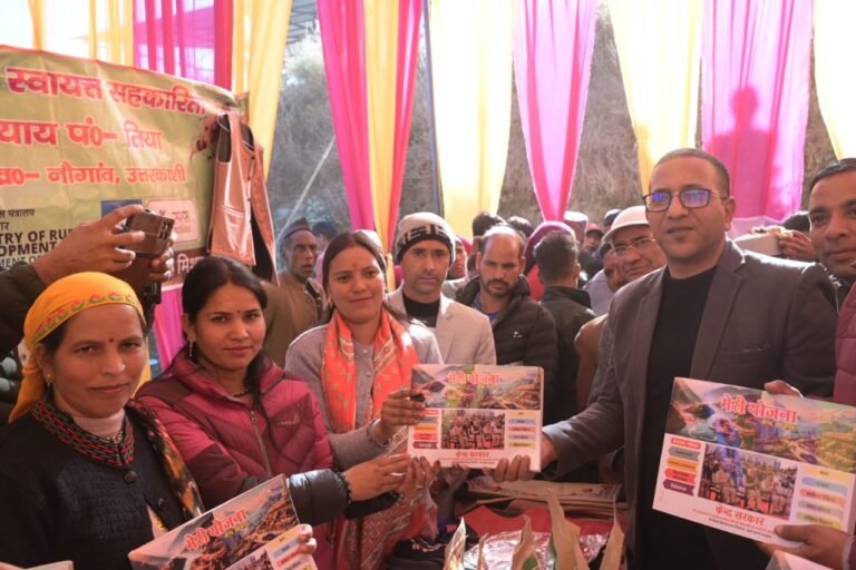 तिंया में उमड़ा जनसैलाब, सरकारी योजनाओं से लाभान्वित हुए ग्रामीण।