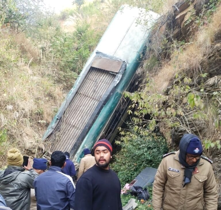 दर्दनाक सड़क हादसा, खाई में गिरी यात्रियों से भरी बस  7 क़ी मौत
